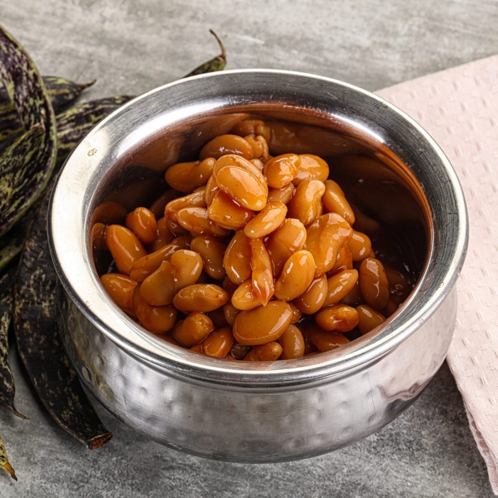 Canned white baked bean in tomato sauce